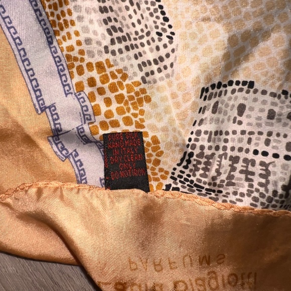 Yellow scarf 100% silk Italy Laura Biagiotti - Picture 4 of 4